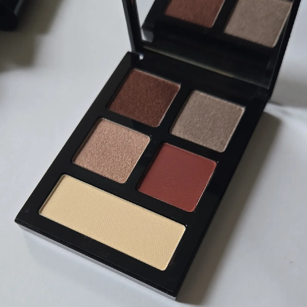 Bobbi Brown The Essential Bold Burgundy Multicolor Eye Shadow Palette